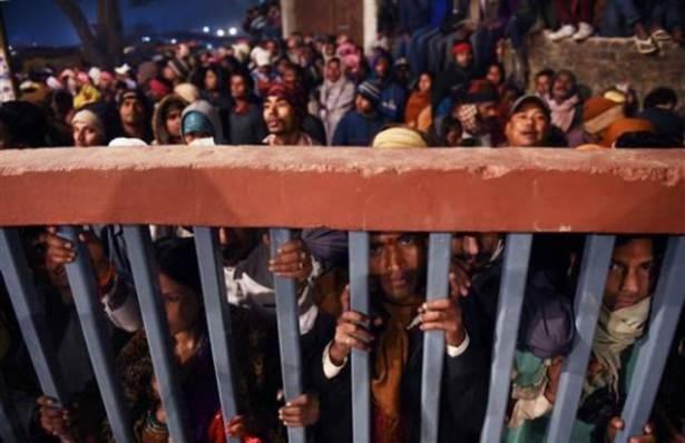 <p>Gadhimai Festivalı kapsamında yaklaşık 5 milyon Hindu on binlerce bufalo, keçi ve tavuğu kurban etti.</p>