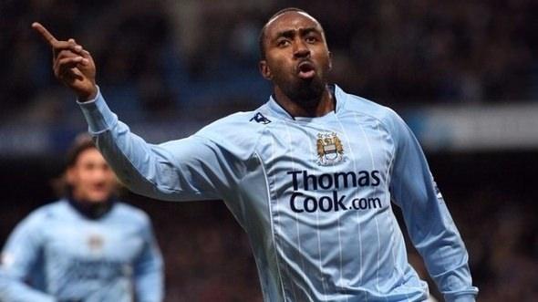 <p>Darius Vassell<br />
<br />
Ülkemize de yolu düşen Darius Vassell tırnağındaki enfeksiyonu matkapla paylatmaya çalışken hastanelik olmuş ve ciddi sağlık problemleri ile karşılaşmıştı.</p>