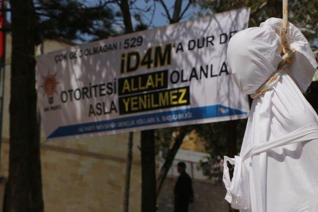 <p>Nevşehir’de, Mısır’da haklarında idam kararı verilen 529 kişiye destek amacıyla protesto gösterisi ve imza kampanyası başlatıldı. AK Parti Nevşehir Gençlik Kolları tarafından Gül Bahçe önünde temsili dar ağaçları kurularak protesto eylemi gerçekleştirildi.</p>