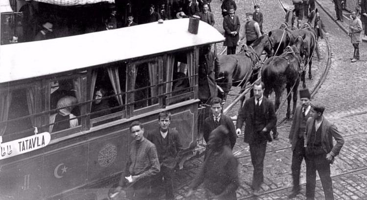 <p>OSMANLI DÖNEMİNDE İSTANBUL</p>

<p>Yüksek Kaldırım - Tatavla (Kurtuluş) atlı tramvayı. / 1910</p>
