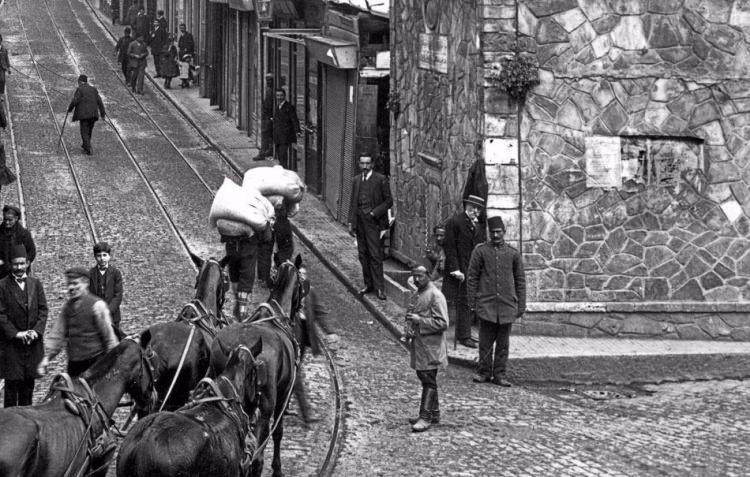 <p>Yüksek Kaldırım'da insan manzaraları. / 1910</p>