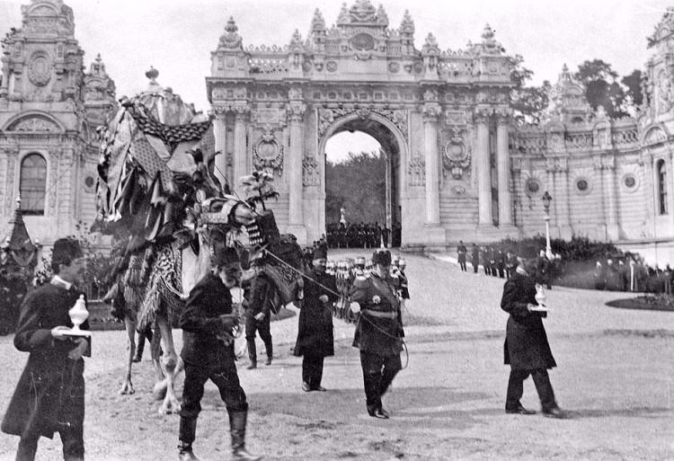 <p>İstanbul'dan Mekke ve Medine'ye yardımları ve armağanları götüren Surre Alayı, Dolmabahçe Sarayı önünden yola çıktı.</p>