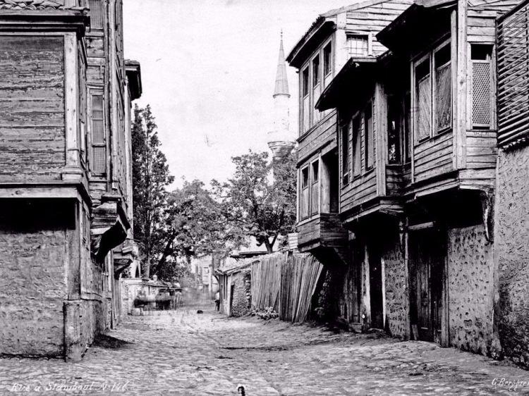 <p>İstanbul'da cumbalı ahşap evler. / 1915</p>

<ul>
</ul>
