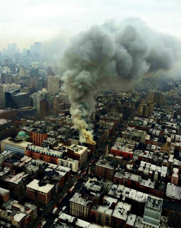<p>ABD'nin New York kentinin Manhattan bölgesinde meydana gelen patlamanın ardından bir bina alevler içinde kaldı.</p>
