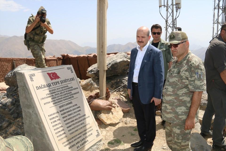 <p>Bölgedeki yolun devamının sağlanmasının önemine işaret eden Soylu, çalışmalardan dolayı Ulaştırma, Denizcilik ve Haberleşme Bakanlığına, Karayolları Genel Müdürlüğüne, müteahhitlere, yolun güvenliğini alan ve bunu sağlayan tüm güvenlik güçlerine teşekkürlerini sundu. </p>

