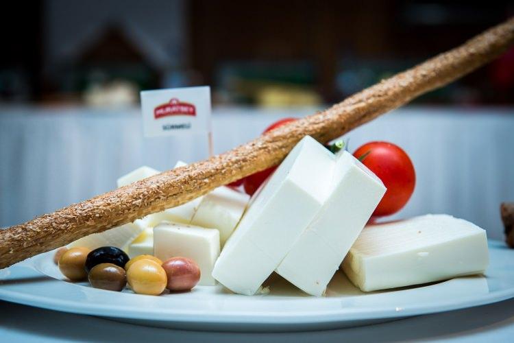 <p>- Beyaz peyniri keserken bıçak soğuk suya batırılırsa peynir dağılmadan kolayca kesilir. </p>
