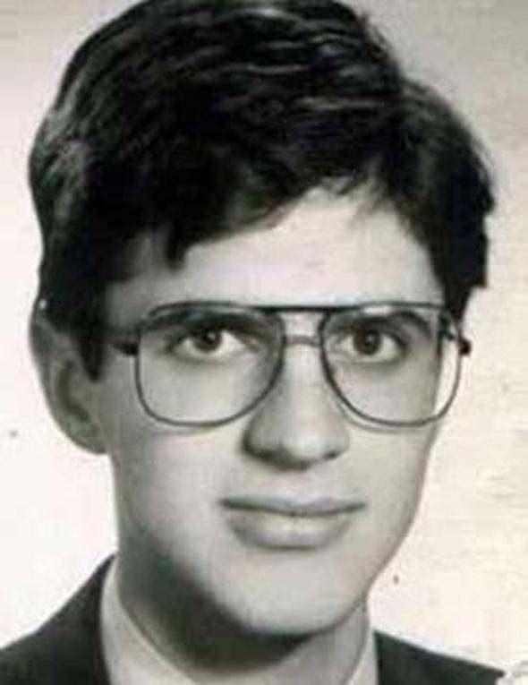<p><strong>Teoaman Yakupoğlu</strong></p>
<p>Ataköy Lisesi'nden mezun olduktan sonra Boğaziçi Üniversitesi Sosyoloji Bölümü'nü bitirmiş.</p>