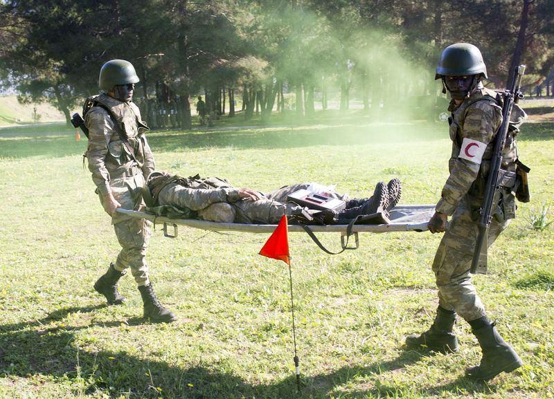 <p>Daha sonra askeri manevralarla hedefler ele geçirildi. Harekat sırasında sembolik olarak yaralanan bir asker bölgeden tahliye edildi.</p>
<p> </p>