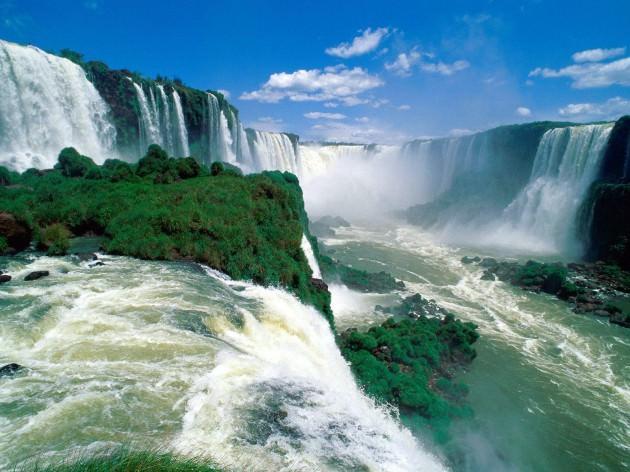 Niagara Şelalesi - KANADA - Kuzey Amerika'nın doğusunda, ABD ile Kanada sınırı arasında , Niagara Nehri'nin üzerinde bulunuyor. 3 büyük şelaleden oluşuyor. Horseshoe (Atnalı Şelalesi) bunların en büyükleri. American Falls ve Bridal Veils Fall diğer iki küçük şelaleler. Niagara Şelalesi'nden yarım dakikada 168 bin metreküp su akıyor. Kuzey Amerika'nın en büyük şelalesi, 10 bin yıl önce Kuzey Kutbu'ndan gelen buz kütlelerinin yol açtığı çöküntüler. Şelalenin çevresi Niagara Şelaleleri Parkı ve kardeş şehirler olan Niagara Falls-Ontario ve Niagara Falls-New York tarafından doğal koruma altında. Niagara ismi, yerli dildeki "Onguiaahra" (düz) kelimesinden geliyor.  Şelale çevresinde yapilabilecek aktiviteler, Niagara Parkından büyük şelaleyi ve havaya uçan suların oluşturduğu gökkuşağını izlemek, şelalenin altına kadar ilerleyen bot gezilerine katılmak, ortası sınır kabul edilen Rainbow köprüsünden diğer ülkeye geçmek veya gümrüksüz mağazalardan alışveriş yapmak... Niagara Şelalesi 1932 yılında tamamen donarak buz oldu. Dünyanın tek ters akan şelalesi. Şelalenin suyu taşlara çarparak geri geliyor. 