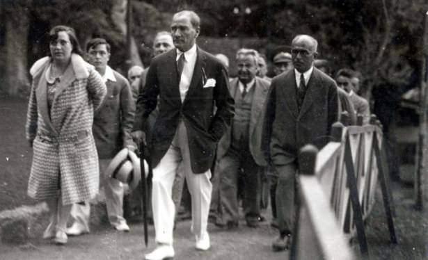 <p><strong>19 Mayıs'ın "Gençlik ve Spor Bayramı" olarak kutlanmaya başladığı ilk yıllara ait olduğu düşünülen fotoğraflardan birisinde, Atatürk Orman Çiftliği'ndeki bir alanda, yapılan etkinlikler görülüyor.</strong></p>

