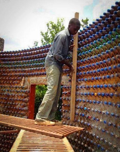 <p>Atık sahalarında daha az plastik atık bulunmasını sağlamanın yanı sıra, evler sıfır karbon emisyonu üretecek şekilde tasarlanıyor.Ek olarak ev, enerjisini tümüyle güneş panelleri ve insan ve hayvan atıklarının geri dönüşümüyle kazanılan metan gazı ile sağlıyor.</p>