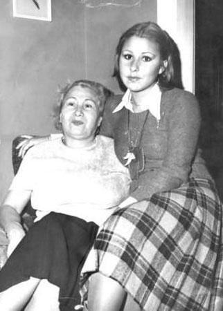 <p>Nilüfer ve anneannesi...</p>
