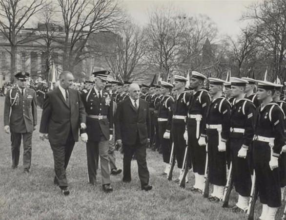 <p>Cumhurbaşkanı Cevdet Sunay'ın 2-13 Nisan 1967 tarihleri arasında Amerika Birleşik Devletleri'ni ziyareti...</p>

<p> </p>
