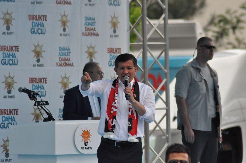 <p>Genel Başkan Davutoğlu, geçen dönemde, partisinin il kongrelerine de bizzat katıldı. Bu kapsamda, Erzurum, Kars, Balıkesir, Kırklareli, Van, Eskişehir, Adana, Elazığ, Adıyaman, Rize, Trabzon, Ankara, Bolu, Konya, Hatay, Gaziantep, Mersin, Osmaniye, Karabük, Aydın, Muğla, Tekirdağ, Diyarbakır, Batman, İzmir, Manisa, Afyon, Denizli, Kastamonu, Sakarya, Kocaeli, İstanbul, Sivas, Ordu, Giresun olmak üzere 35 il kongresinde bulunan Davutoğlu, ayrıca İstanbul Küçükçekmece, İstanbul Bahçelievler, Ankara Mamak, Ankara Altındağ, Ağrı Patnos, Erzincan merkez ve Tunceli merkez ilçe olmak üzere 7 ilçe kongresi ile Mardin, Antalya ve İstanbul Kadın Kolları Kongreleri ile Ankara ve İstanbul Gençlik Kolları kongrelerine de iştirak etti.</p>