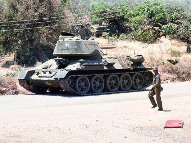 <p>Girne Yolu Üzerinde Ele Geçirilen Rum Tankı</p>
<p> </p>