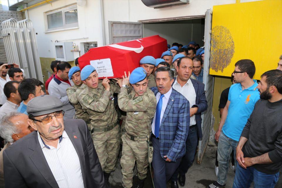 <p>Kars'ta terör örgütüne yönelik operasyonda kayalıklardan düşerek ağır yaralanan ve tedavi gördüğü hastanede şehit olan Uzman Çavuş Kazım Ay, memleketi Aksaray'da son yolculuğuna uğurlandı. </p>