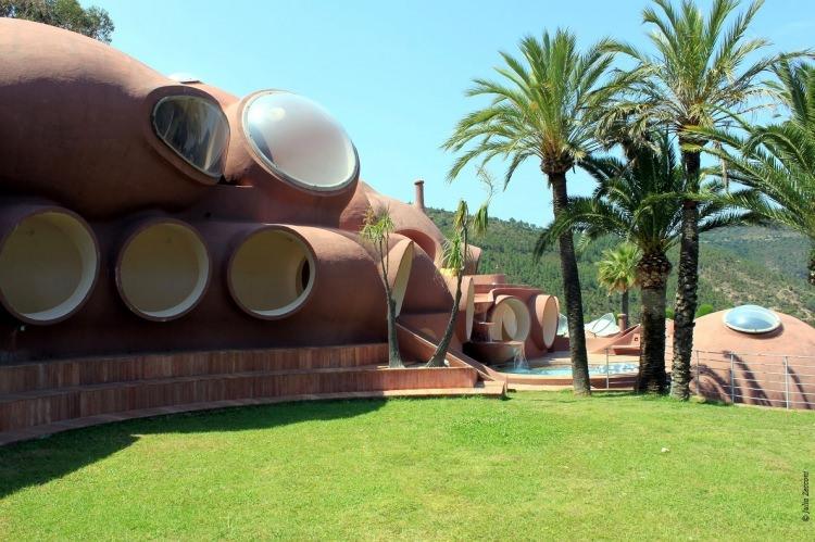 <p>Dünyaca ünlü moda tasarımcısı Pierre Cardin'in 'Baloncuklar Sarayı' isimli malikanesi bir tasarım harikası olmasının yanı sıra</p>
