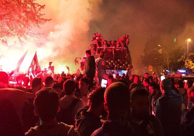 <p>Taraftarlarının yalnız bırakmadığı Sakaryaspor'da futbolcular ve teknik heyet bitiş düdüğünün ardından saha içinde büyük bir sevinç yaşadı. Spor Toto 2. Lig'de en son 2012-2013 sezonunda yer alan Sakaryaspor, o sezon sonunda düştüğü 3. Lig'de 4 yıldır mücadele ediyordu.</p>