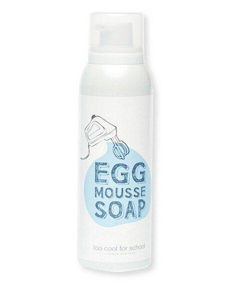 <p><strong>Too Cool for School Egg Mousse Soap Temizleyici Köpük, 90 TL</strong></p>

<p>Yumurta akı ve yumurta sarısı özütü ile zenginleştirilen temizleyici köpük, cildi nemlendirerek temizlemeyi vaat ediyor. </p>
