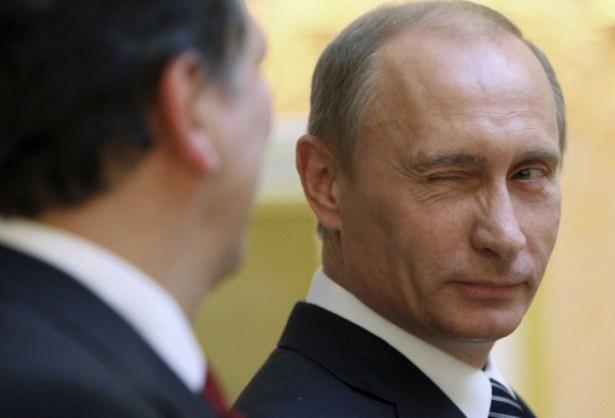<p>Oysa Vladimir Putin Yunanistan’dan Suriye’ye kadar bir etki ağı inşa etti. Batı’nın karşı çıkmasına rağmen dış savaşlara müdahele edip, toprak ilhak etti. 2015 yılında 2 bin 500 nükleer başlığa sahip olacağı tahmin ediliyordu, oysa bugün Rusya’nın elindeki nükleer başlık sayısı 8 bine çıktı.</p>
<p> </p>