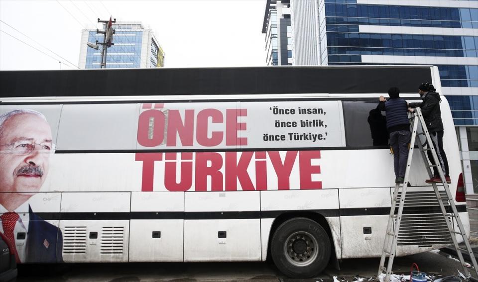 <p>Halk oylamasında "hayır" kampanyası yürütecek CHP, parti otobüslerinde önceki seçimlerde kullandığı "Önce İnsan, Önce Birlik, Önce Türkiye" sloganında yer alan oy pusulası üzerindeki "evet mührü" çıkartmalarını kaldırttı. </p>
