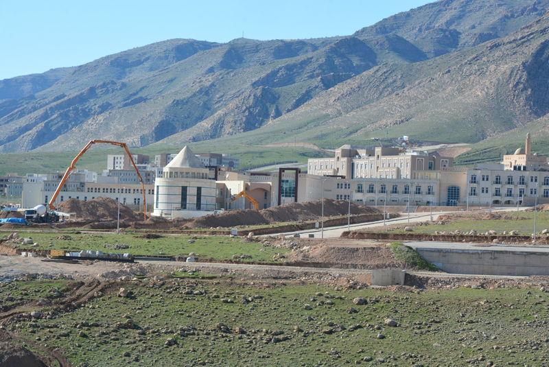 <p>Hasankeyf'in yeni yerleşim yeriyle ilgili çalışmalar aralıksız sürüyor. Belediye ve İlçe Jandarma Komutanlığı dışında bütün kurumların taşındığı yeni yerleşim yeri, eski ilçenin yaklaşık üç katı büyüklükte olacak. Baraj gölü altında kalacak olan ilçedeki tarihi yapıların bir kısmı da buraya taşınacak. İlçedeki 40 metrekarelik evlerde yaşamlarını sürdürmek zorundan kalan Hasankeyfliler, yeni ilçede daha rahat ve modern yaşama kavuşacak.</p>