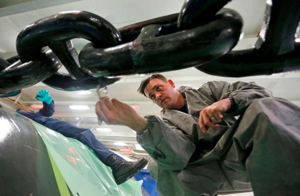 <p><strong>20 yıl yakıt yok</strong><br />
Savaş jetleri ve drone'lar için elektromanyetik kalkış sistemi bulunan gemi nükleer güçle çalışıyor ve 20 yıl boyunca yakıt takviyesi yapılmıyor..</p>
