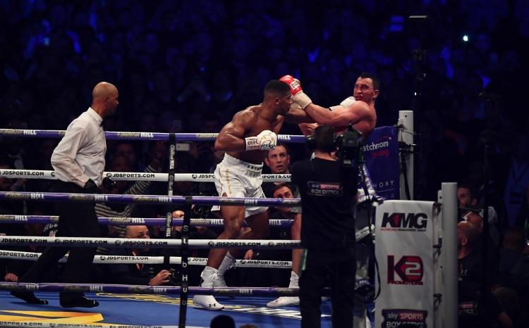 <p>Klitschko'dan 14 yaş daha küçük olan Joshua, 2012 yılında Londra'da düzenlenen olimpiyat oyunlarından sonra profesyonel olmuştu. İngiliz boksör, profesyonel kariyerinde çıktığı 19'uncu maçını da kazandı!</p>
