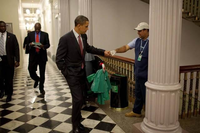 <p>Bu süre boyunca Obama'nın hep yanında olan Beyaz Saray fotoğrafçısı Pete Souza, 8 yılın sonuna geldiklerinde çektiği fotoğrafların sayısının 2 milyonu bulacağını tahmin ettiğini ifade ediyor.</p>
