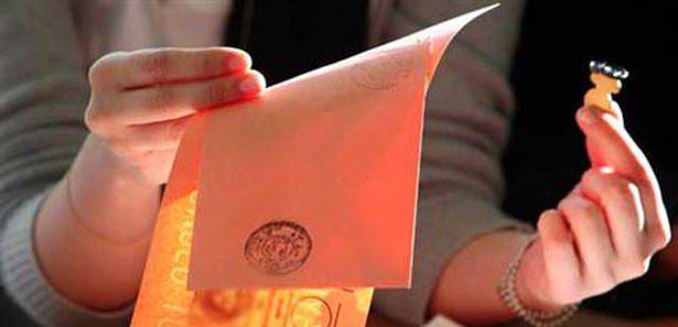 <p>30 Mart'ta T&uuml;rkiye'de yaklaşık 52 milyon se&ccedil;men sandık başına gidecek. Ancak sandık başına giden se&ccedil;menlerin &ccedil;ok dikkat etmesi gereken hususlar var. Eğer se&ccedil;men kurallara uygun oy kullanmazsa oyu ge&ccedil;ersiz kabul edilecek. Bunu nedenle YSK'nın belirlediği, bu kurallara azami dikkat edilmesi gerekiyor.</p>
<p>&nbsp;</p>
<p><strong>İŞTE O KURALLAR...</strong></p>