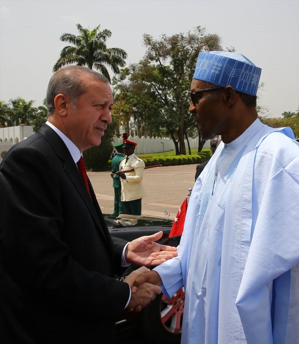 <p>Cumhurbaşkanı Recep Tayyip Erdoğan, Nijerya Devlet Başkanı Muhammed Buhari tarafından resmi törenle karşılandı.</p>

<p> </p>
