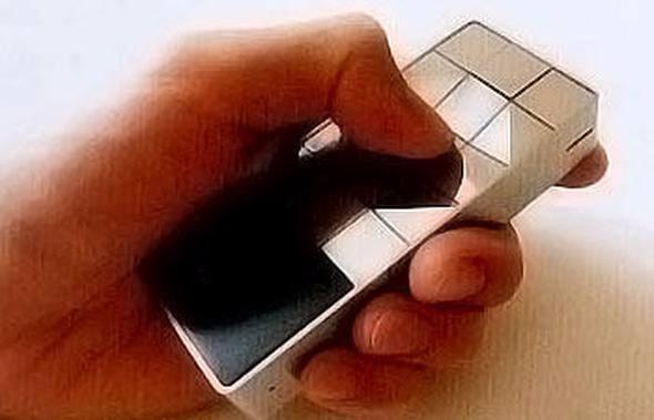 <p><strong>Görme Engelliler için Telefon </strong><br />
<br />
Üç boyutlu, büyük tuşlu bu telefon görme engellelir için özel olarak tasarlanmış. Tuş yapısının kolay tanınabilir yapısı, konuşmanın ötesinde kısa mesaj yazabilmeyi de mümkün kılıyor.</p>