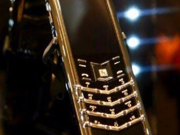 <p><strong>Vertu Signature</strong></p>

<p>Vertu Signature'un temel modelleri 14.000 dolardan başlıyor. Bu altın modeli ise 80.000 dolar gibi bir fiyata sahip. Ancak bu telefonun bir kamerası yok!</p>
