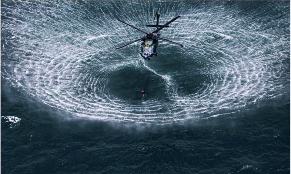 <p>Su yüzeyine yaklaşan bir helikopter</p>
<p> </p>