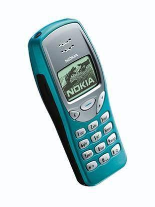 Nokia 3210  1999 yılında piyasaya sürülen cep telefonları arasında en çok rağbet görenlerden birisi Nokia’nın antensiz ve tek tuş özellikli 3210 modeli oldu. 5 satır siyah beyaz ekrana ve 151 gram ağırlığa sahip telefonun kendi hafızası olmadığı için rehber kayıtları sadece SIM kart üzerinde saklanabiliyordu. Hızlı mesaj yazabilmeyi sağlayan T9 özelliği, değişebilen ön ve arka kapağı ile gençlerin tercih ettiği bir model olmuştu.