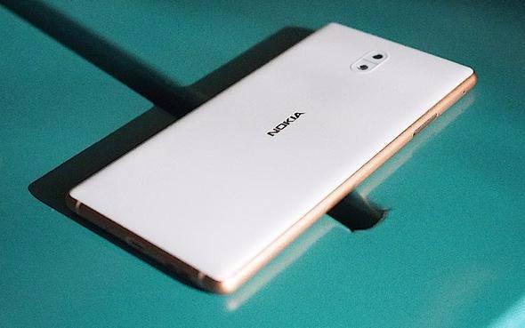 <p><strong>Nokia 3 </strong><br />
<br />
Nokia 3'ün gümüş beyaz, mat siyah, mavi ve bakır beyaz olmak üzere dört farklı renk seçeneği bulunuyor.</p>