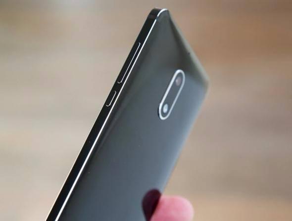 <p>Nokia 6 <br />
<br />
Çift hoparlörlü akıllı ses amplifikatörü, kullanıcıların daha derin bir bas ve netlik deneyimi yaşamalarını sağlarken, Dolby Atmos ilginç bir eğlence deneyimi sunuyor.</p>