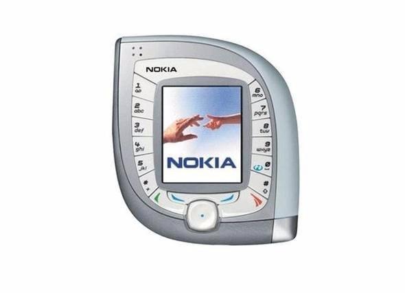<p>Nokia 7600 <br />
<br />
Nokia'nın 2G GPRS ağ teknolojisini destekleyen telefonu 7600'ın ekran çözünürlüğü 128x160 pikseldi. Ancak bu telefonu tek elde tutmak neredeyse imkansızdı.</p>