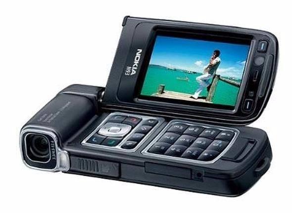 <p>Nokia N93 <br />
<br />
2006 yılında satışa sunulan Nokia N93, telefon devinin ürettiği N-serisinin ilk modellerinden biri. 90 derece açılan ekranıyla dikkat çeken telefonun kamerası ise 3.15 megapikseldi.</p>