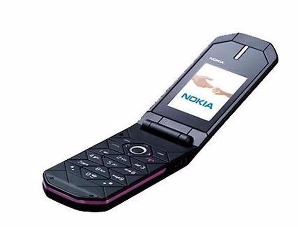 <p>Nokia 7070 Prism <br />
<br />
2008 yılında raflardaki yerini alan Nokia 7070 Prism, 2G ağını desteklemesi dışında 3.5mm girişli kulaklık ve USB yuvasını üzerinde barındırmaması dikkatlerden kaçmıyordu.</p>