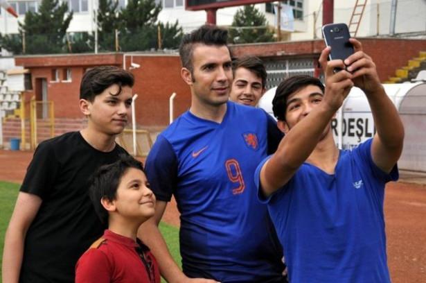 <p>Kaya, üniversite çalışanlarının önceki yıllarda kendisini Van Persie'ye benzetmesi üzerine bu futbolcuyu takip etmeye başladığını söyledi. Kaya, okuldaki yabancı öğrencilerin kendisiyle fotoğraf çektirdiğini anlattı.</p>
<p> </p>