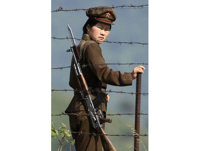 <p>Nükleer denemeleriyle gündemden düşmeyen dünyanın en yalnız ve bir o kadar da sıra dışı ülkesi Kuzey Kore’nin gizli hapishaneleri olduğu ortaya çıktı. "Kim Jong-un’un ölüm kampları" denilen hapishanelerden birinde çalışmış olan eski bir kadın gardiyan, Kuzey Kore’deki gizli hapishanelerde yaşanan insanlık dışı olayları dünyaya ifşa etti.</p>

<p> </p>
