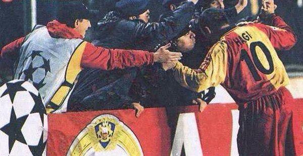 <p>Suat'ın Juventus'a attığı gol sonrası,sevincini polislerle paylaşan Hagi (1998)</p>
