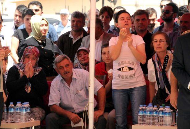 <p>Şehit Polis Memuru Mehmet Uyar'ın 4 aylık hamile eşi Diyarbakır'daki törene üzerinde "Merhaba anne" yazılı bebek resimli tişörtle katıldı.</p>

<p> </p>
