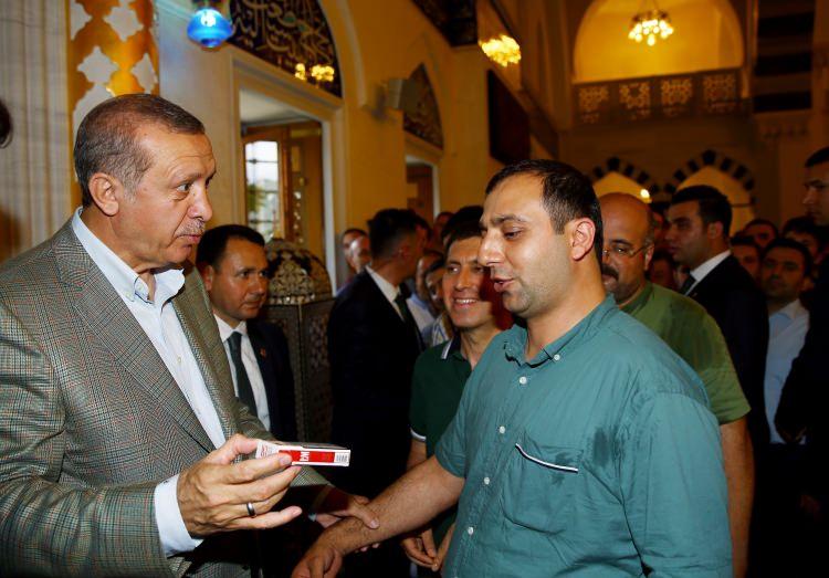 <p>Erdoğan bayramlaştığı vatandaşların cebindeki sigaraları yine gözden kaçırmadı.</p>