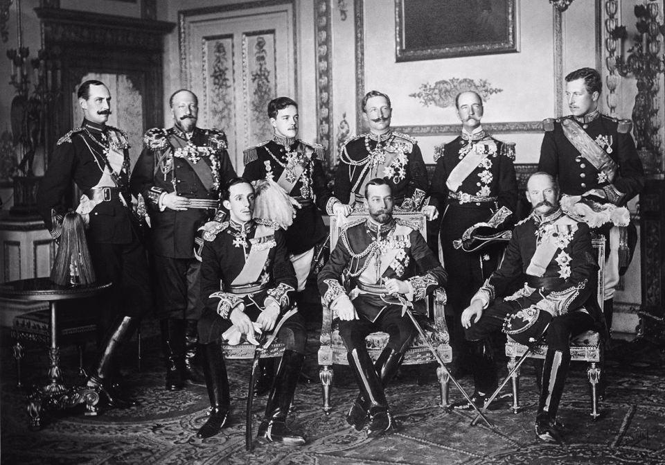 <p>2. Savaşın başlamasından 4 yıl önce Avrupa'nın 9 egemen devletinin liderleri Kral VII. Edward'ın cenaze töreninde bu fotoğrafı çektiriyor</p>

<p>Ayaktakiler, soldan sağa: Norveç Kralı VII Heakon, Bulgar kralı Çar Ferdinand, Portekiz Kralı II: Manuel, Alman İmparatoru Kaiser II: Wilhelm, Yunan Kralı I. George ve Belçika Kralı I. Albert</p>

<p>Oturanlar, soldan sağa: İspanya Kralı XIII. Alfonso, Büyük Britanya İmparatoru V. George ve Danimarka Kralı VIII Frederick</p>

<p>ilerleyen yıllarda Kaiser II. Wilhelm'in ve Çar Ferdinand'ın imparatorlukları Kral I. Albert ve Kral V. George'un ulusları ile kanlı bir savaşın içine girecek.</p>
