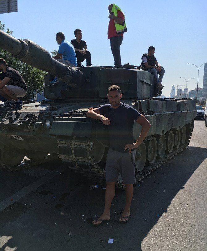 <p>Beşiktaş'ın savunma oyuncusu Dusko Tosic, tankla poz verdi. 15 Temmuz gecesi yaşanan darbe girişimi nedeniyle bazı sokaklarda tank geçişleri yaşandı. Darbe girişiminin başarısızlığa uğraması sonrası sokaklarda bırakılan tanklarla halk fotoğraf çekildi.</p>