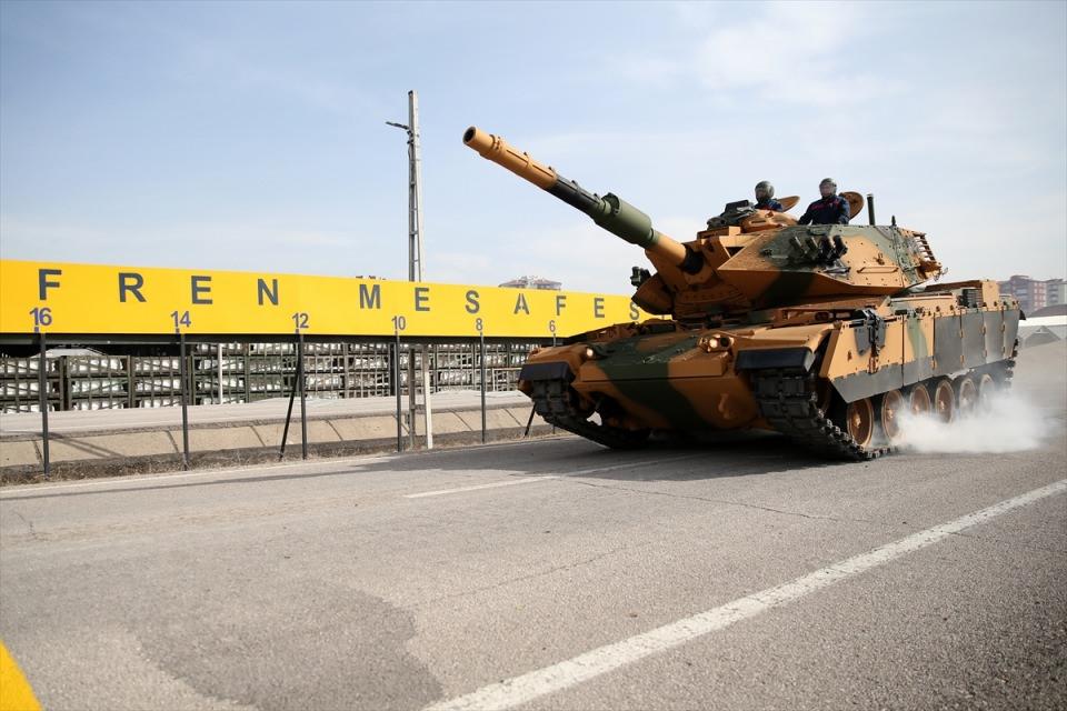 <p>Türkoğlu, fabrikada Türk mühendisler ve işçilerin desteğiyle paletli araçların kit bazında tasarımı, imalatı, entegrasyonu ve modernizasyonunu yaptıklarını vurguladı.</p>
<p> </p>