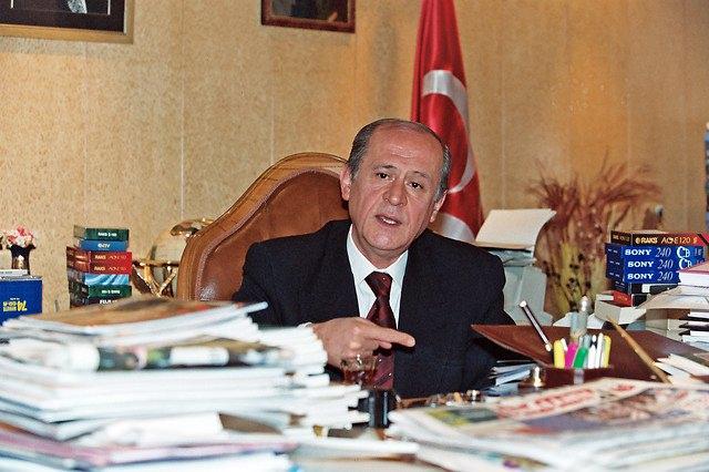 <p><strong>7 Mayıs 2003</strong><br />
<br />
MHP Genel Başkanı Devlet Bahçeli makamında.</p>
<p> </p>