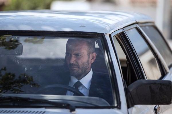 <p>Kumluca ilçesine bağlı Adrasan Mahallesi'nde yaşayan ve ağabeyiyle birlikte otomobil motoru tamirciliği yapan 37 yaşındaki Yıldırım, çevresindekiler tarafından, "Taşıyıcı" serisi filmleriyle tanınırlığını artıran ünlü oyuncu Statham'a benzetiliyor. Bölgeye gelen turistler, ilk bakışta yıldız oyuncu sandıkları Yıldırım'a yakın ilgi gösteriyor. Tatilciler, gerçeği öğrendikten sonra bile Yıldırım ile fotoğraf çektiriyor.</p>
<p> </p>